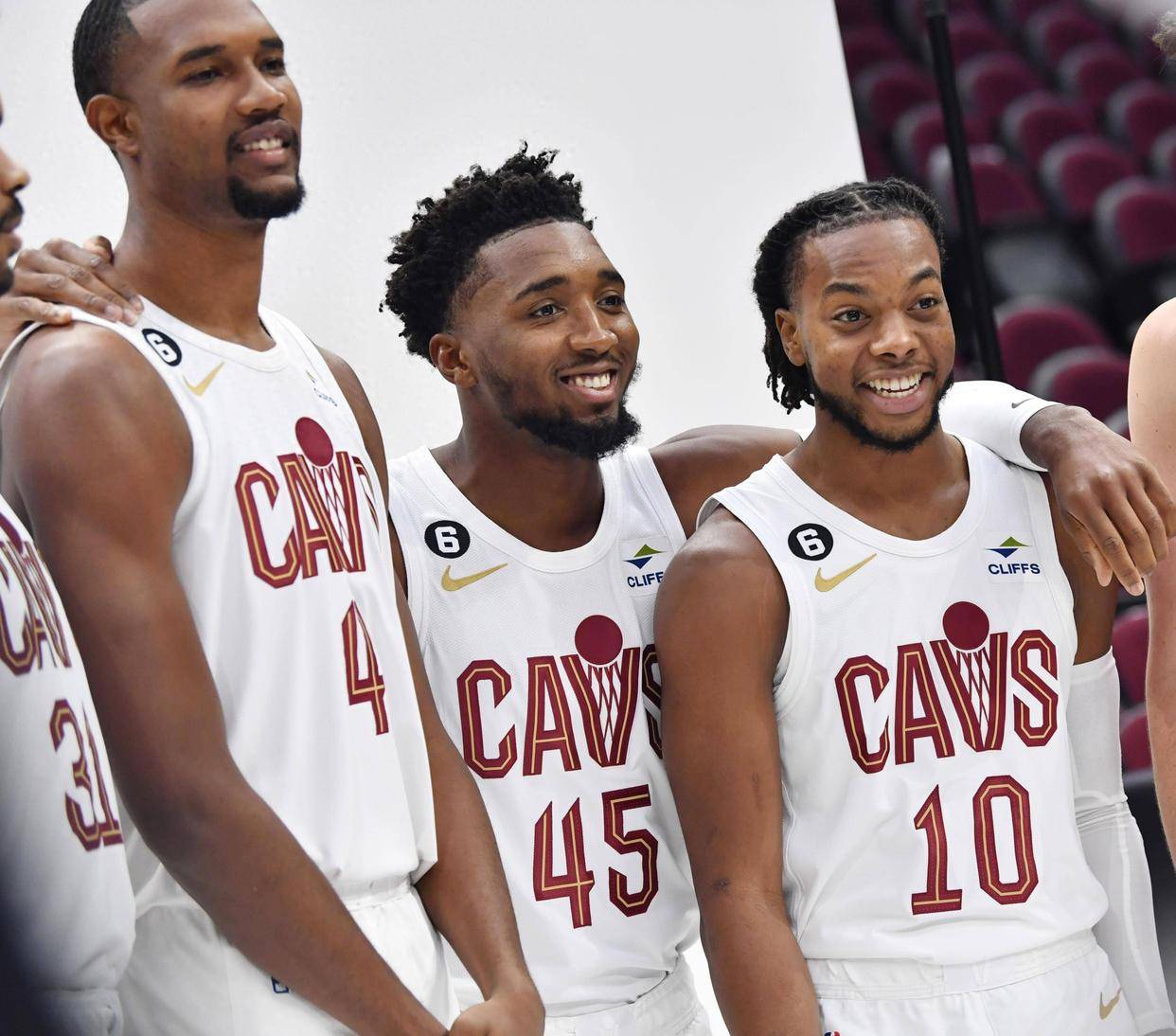 包含骑士队新秀表现抢眼，助球队获胜的词条